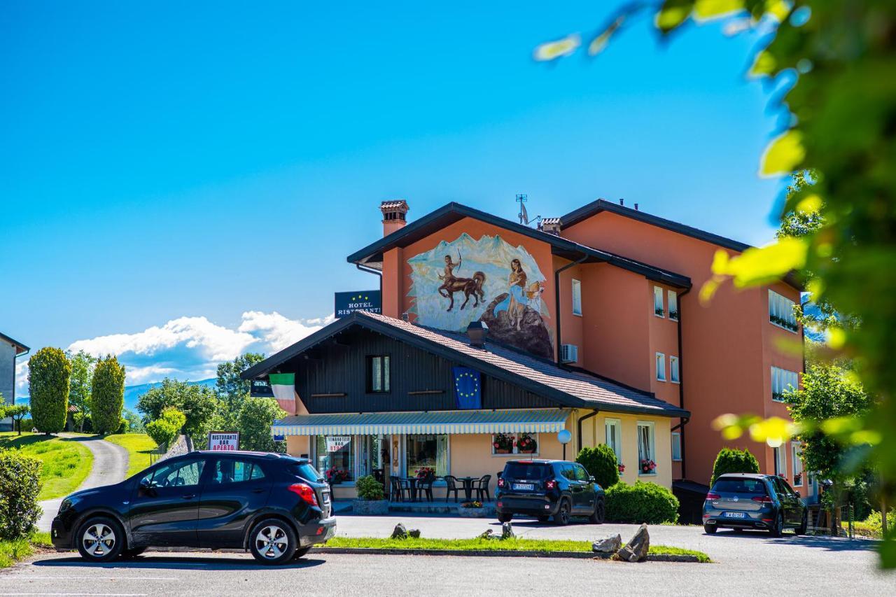 Hotel Ristorante Sagittario Feltre Bagian luar foto
