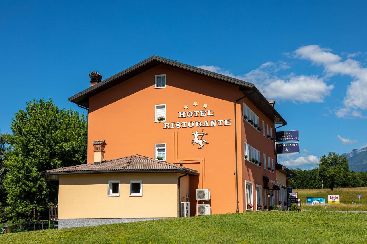 Hotel Ristorante Sagittario Feltre Bagian luar foto