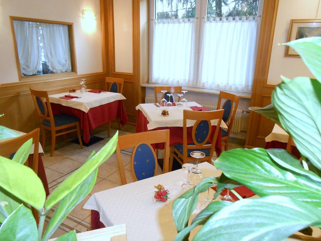 Hotel Ristorante Sagittario Feltre Bagian luar foto
